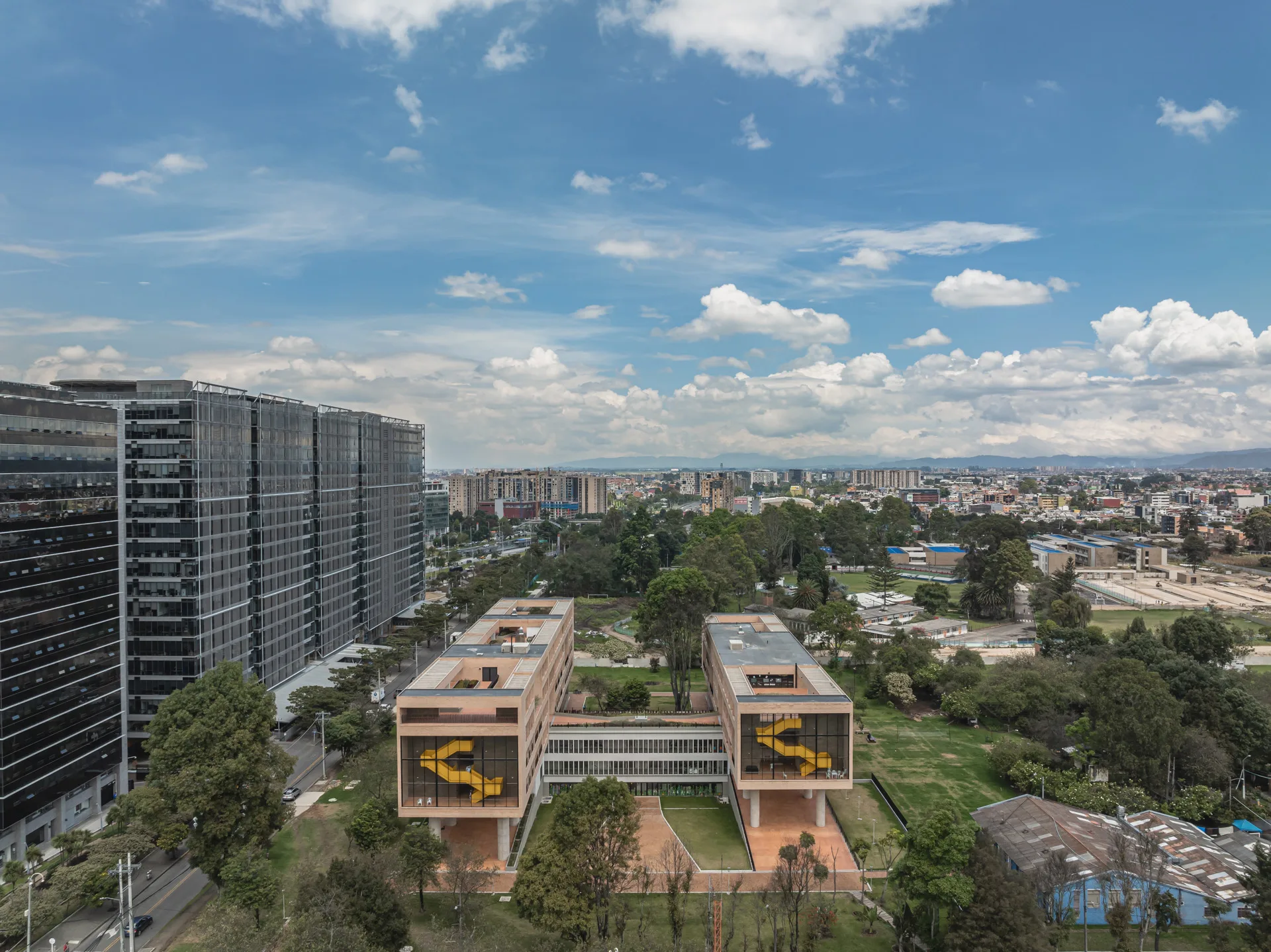 Fachada en concreto y celosías del Centro El Camino en Bogotá por FP Arquitectos.